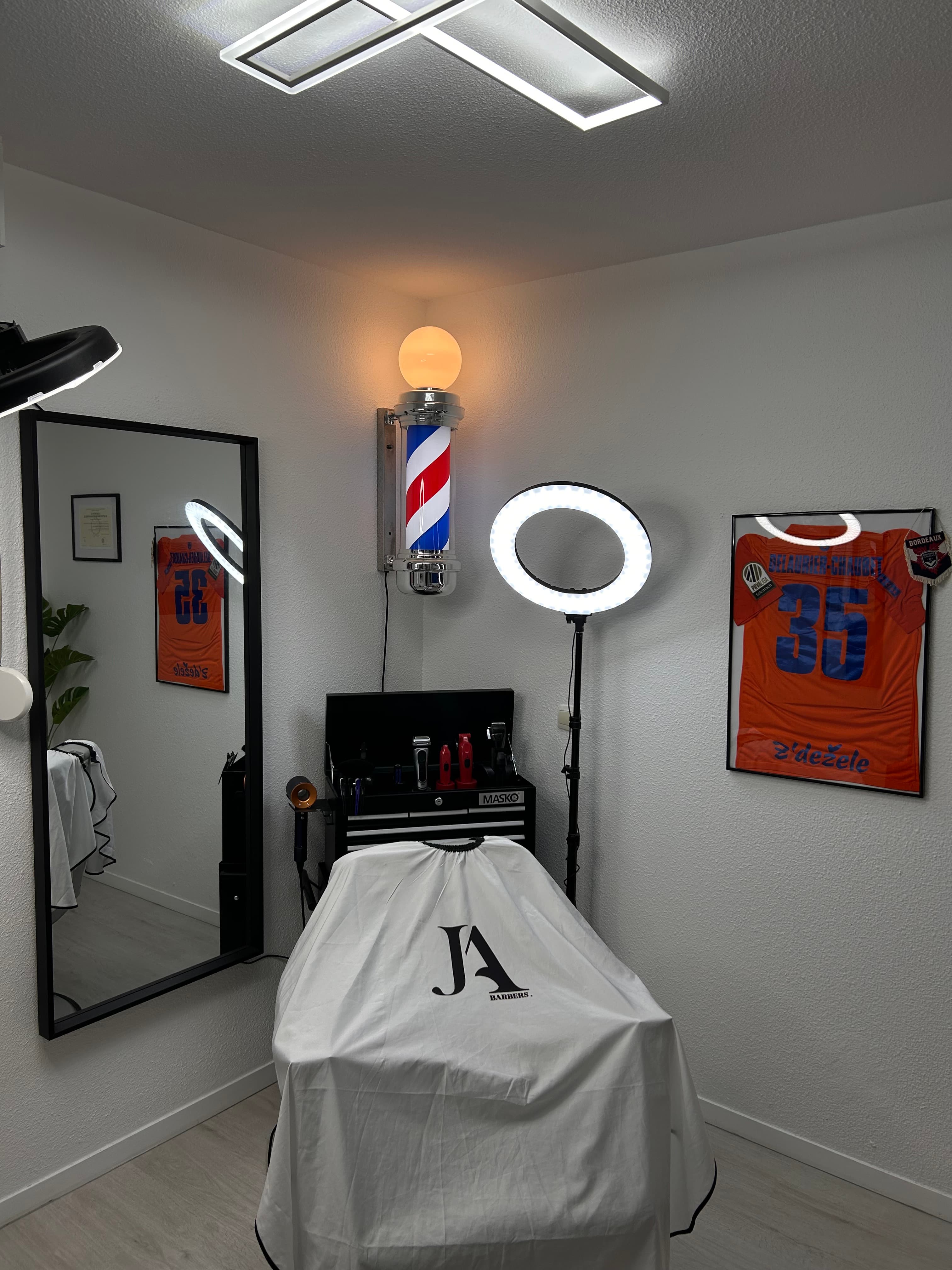 Intérieur du salon JA Barbers